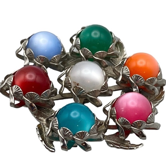 MOONGLOW Vintage Multicolor Thermoset Round Brooch in Silver-Tone Leaf Setting - Picture 3 of 9